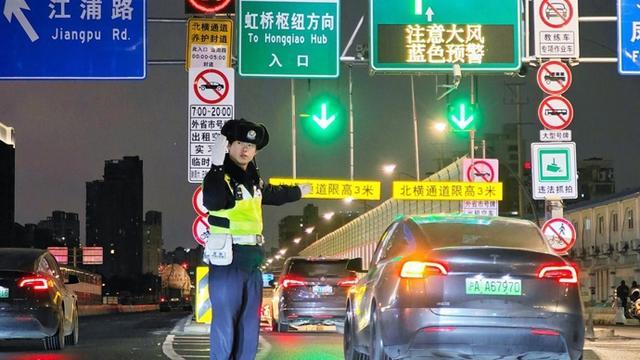 受寒潮影响上海调整多条高速限速标准，最低气温今夜降至零下