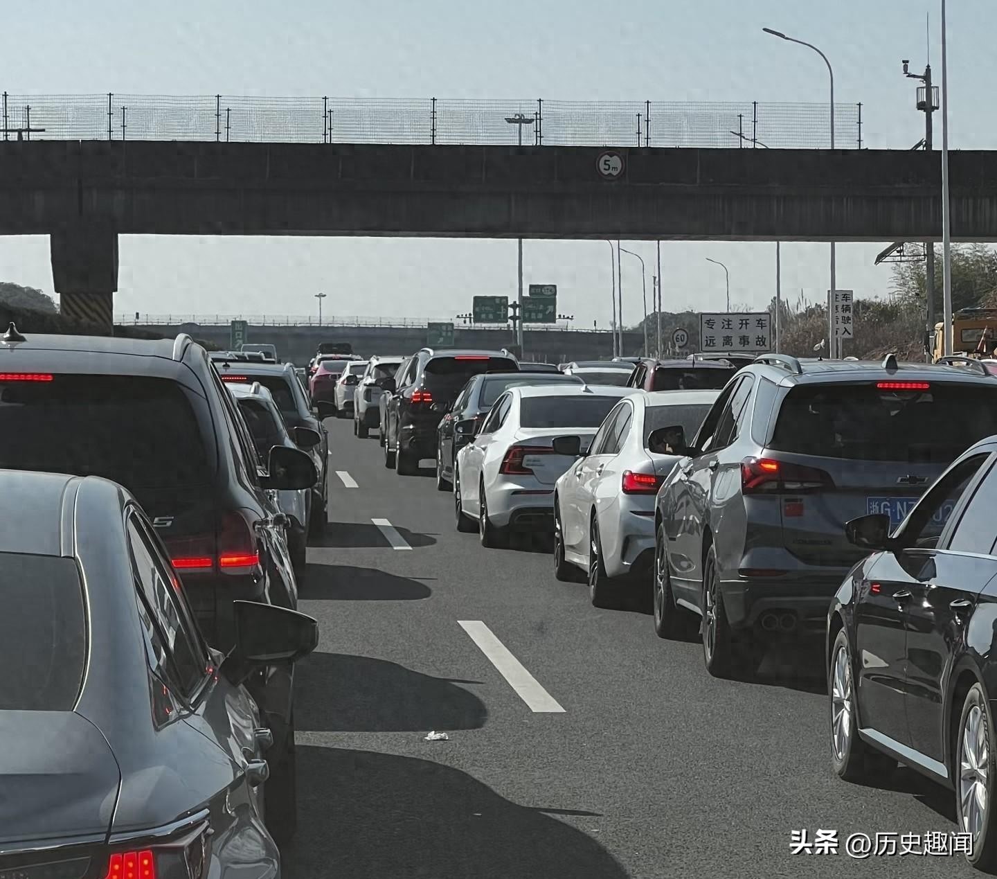 2026高速节假日免费政策不变，收费站变革提升通行效率