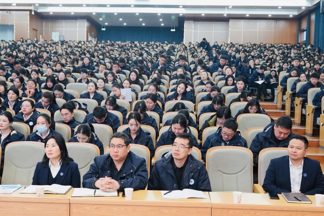 商丘工学院附属兴华学校邀曾军良带来大学讲座,聚焦德育转型