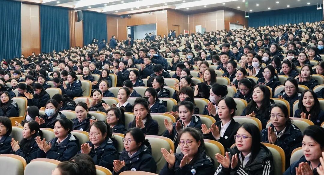 商丘工学院附属兴华学校邀曾军良带来大学讲座,聚焦德育转型