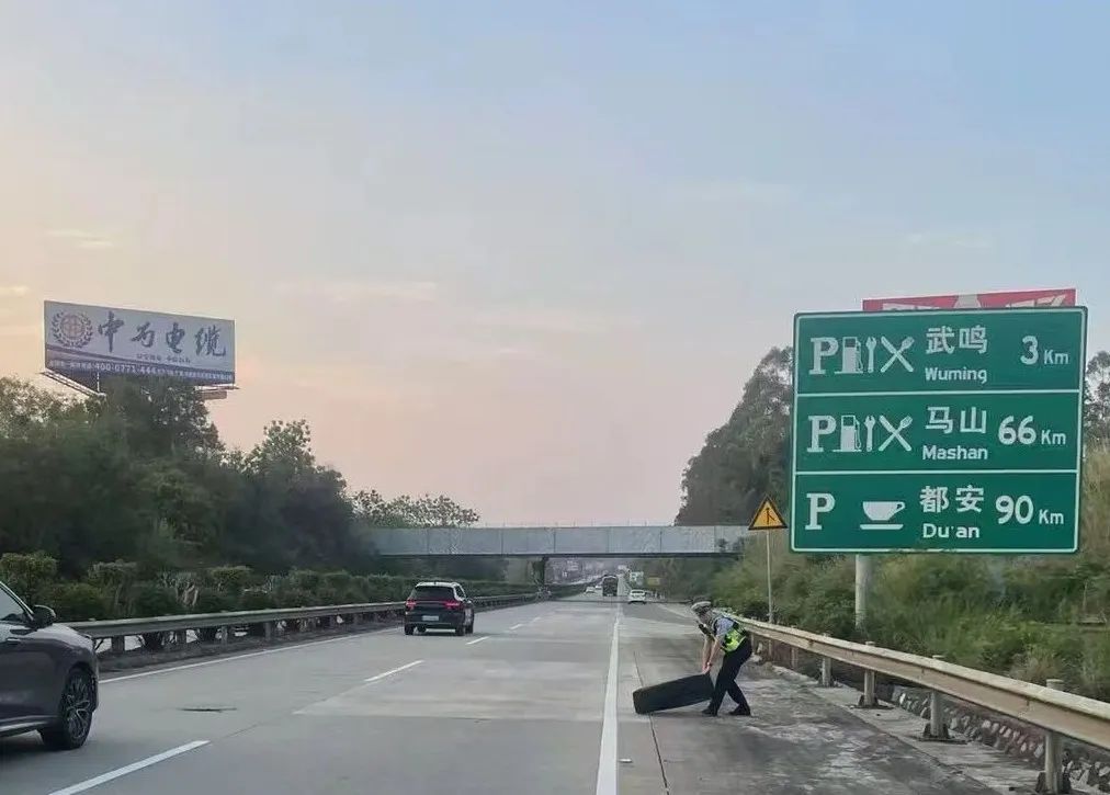 高速遇障碍物怎么办？牢记躲避技巧，保障行车安全