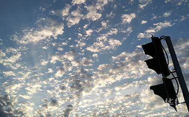 机动车闯红灯交罚款方式及未及时处理违章罚款的危害