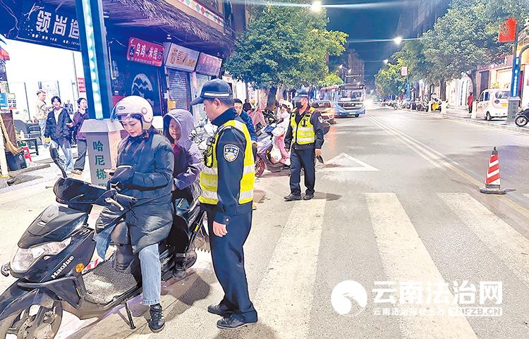 绿春县交警强化早晚高峰管控，整治交通违法保春运安全