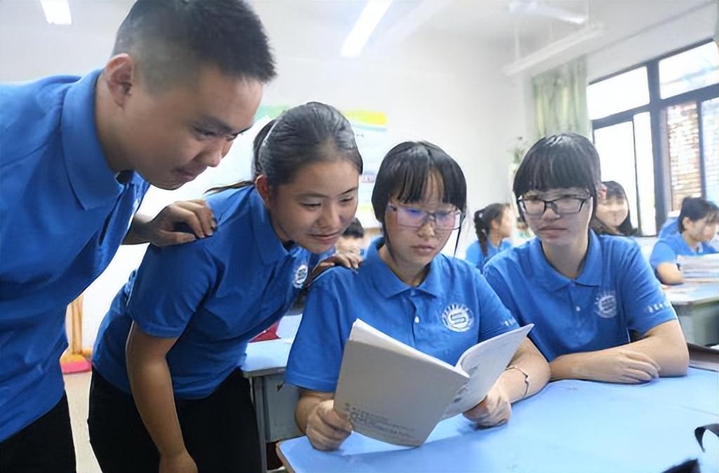 2023年高考三大新变化,报考人数、题目难度及复读情况分析