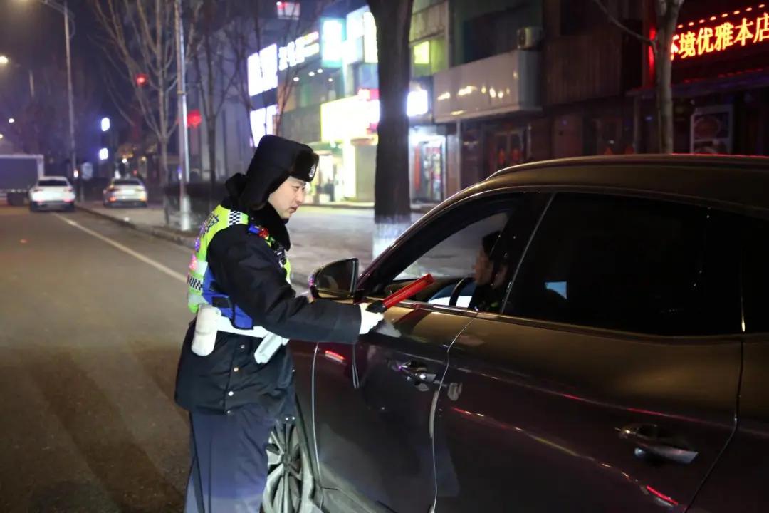 哈尔滨交警严治电动车违法等行为,筑牢交通安全防线