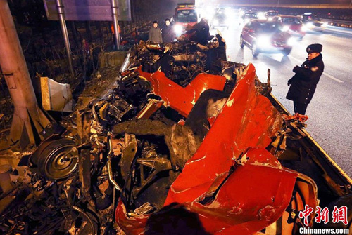 北京机场高速法拉利出事故致1死2伤，现场惨烈碎片满地