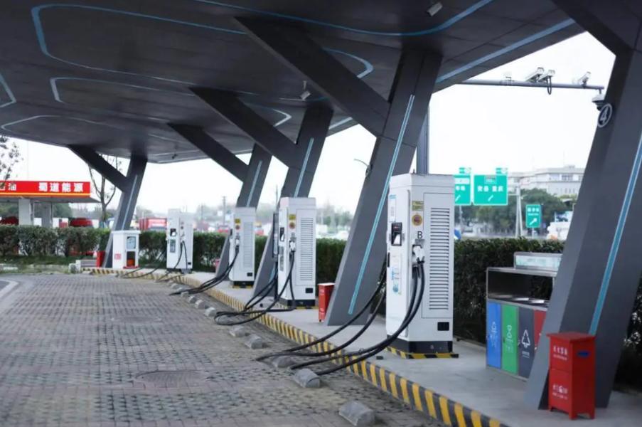 全国高速服务区充电桩超7万，政策合力推动新能源汽车出行从容